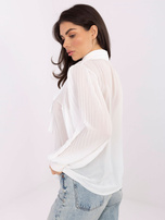 Weiße transparente Bluse mit Falten.