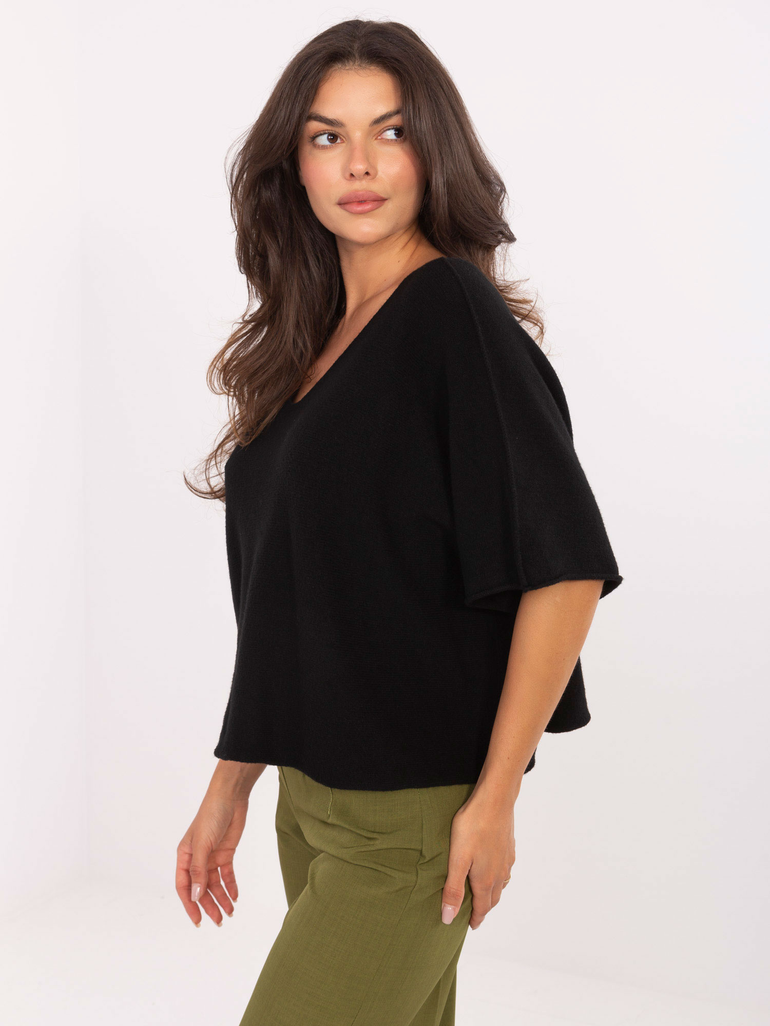Schwarzer Batwing-Pullover mit kurzen Ärmeln.