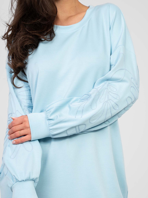 Pastelowa niebieska sukienka z haftem na rękawach RUE PARIS