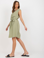 Hurtownia Jasnozielona letnia sukienka z paskiem RUE PARIS