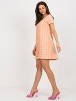 Hurtownia Brzoskwiniowa ażurowa sukienka koktajlowa