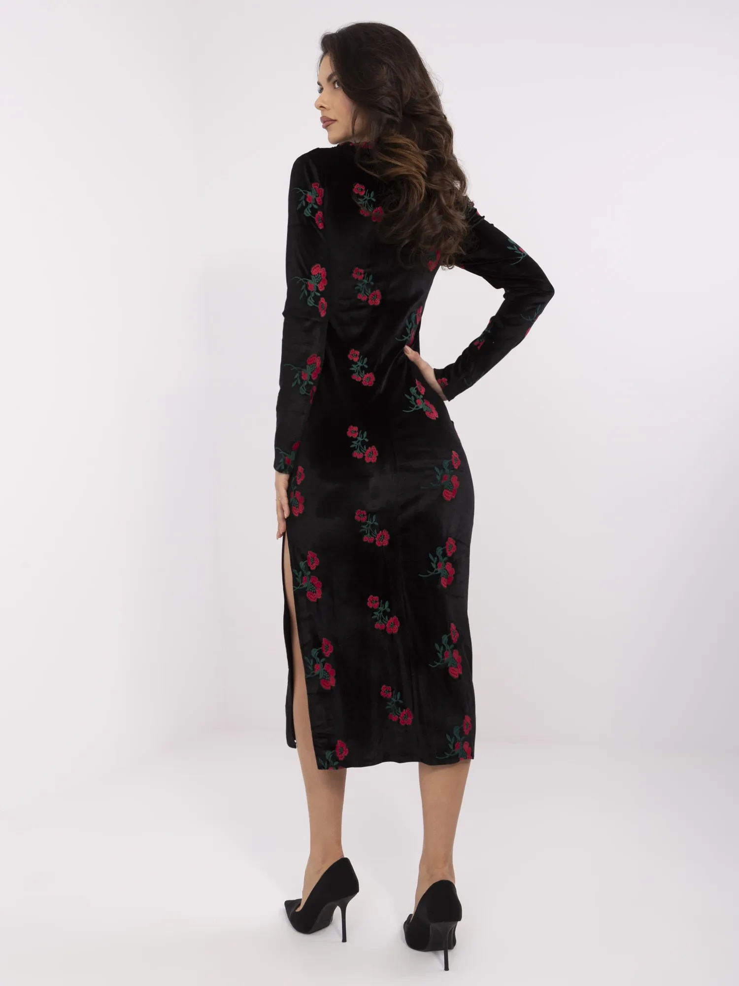 Schwarzes Midi-Abendkleid mit Schlitz.