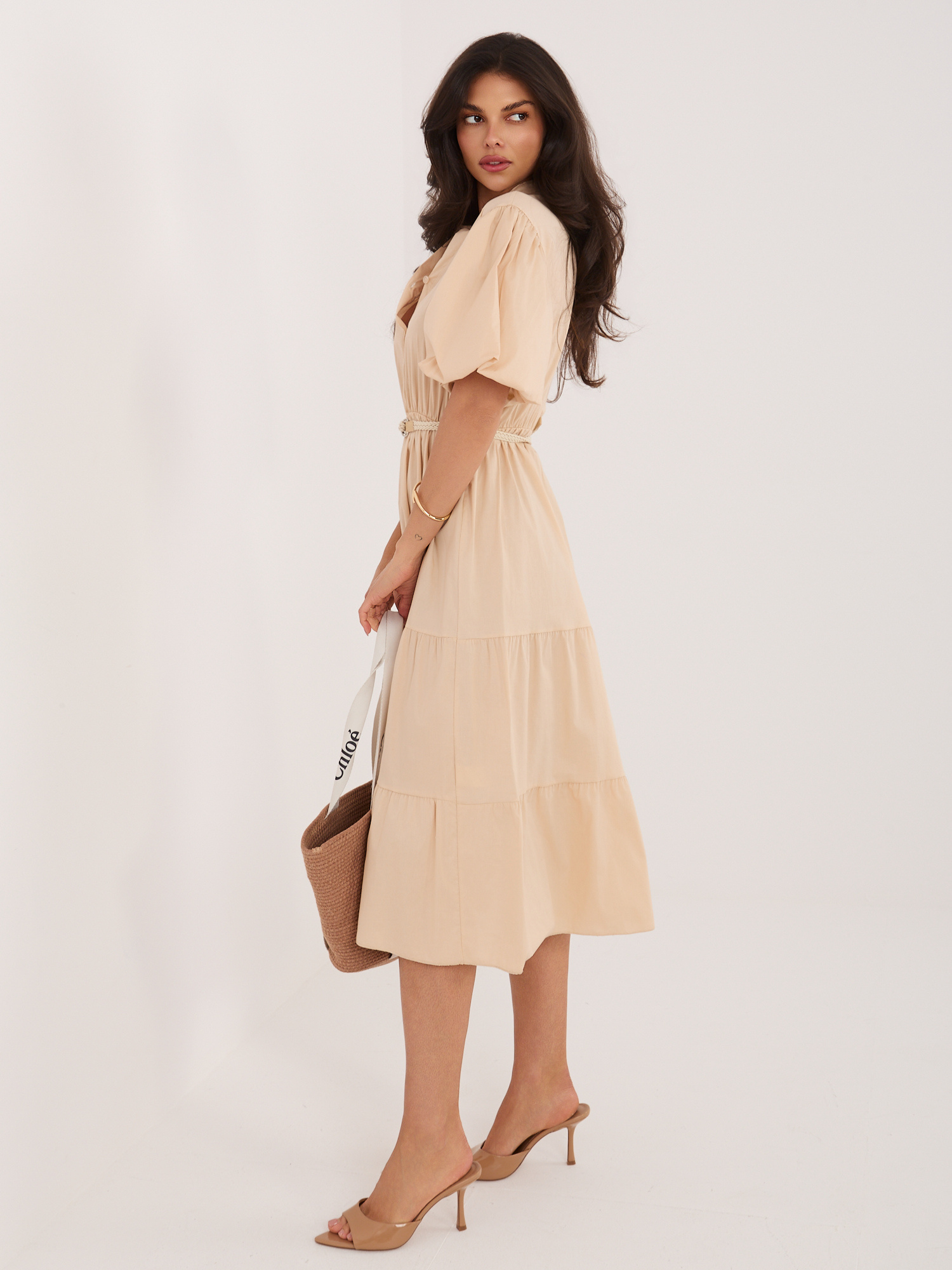 Beżowa rozkloszowana sukienka z falbaną