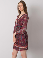 Bordowa sukienka plisowana we wzory Carmona