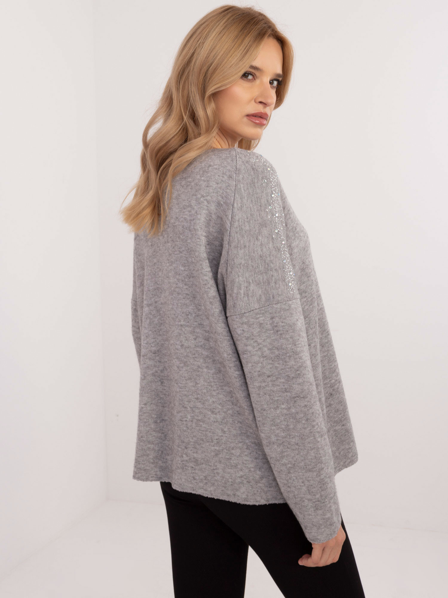 Hurtownia Szary damski sweter oversize z dekoltem V