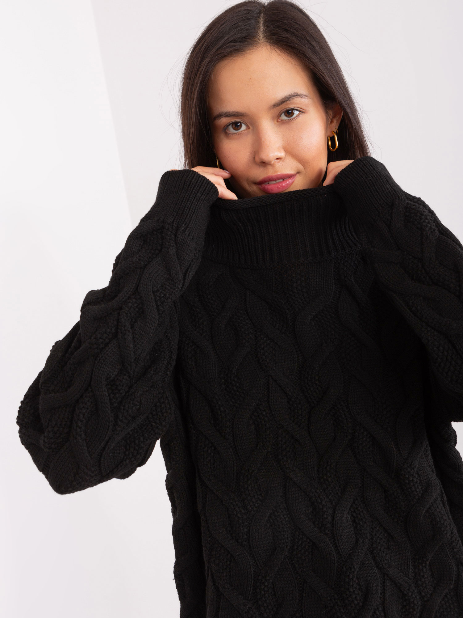 Czarny damski sweter golf z dzianiny
