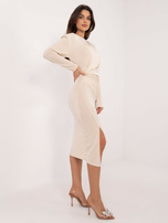 Hurt Jasnobeżowa midi sukienka koktajlowa z drapowaniem