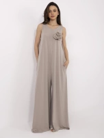 Ciemnobeżowy elegancki kombinezon z kwiatową broszką