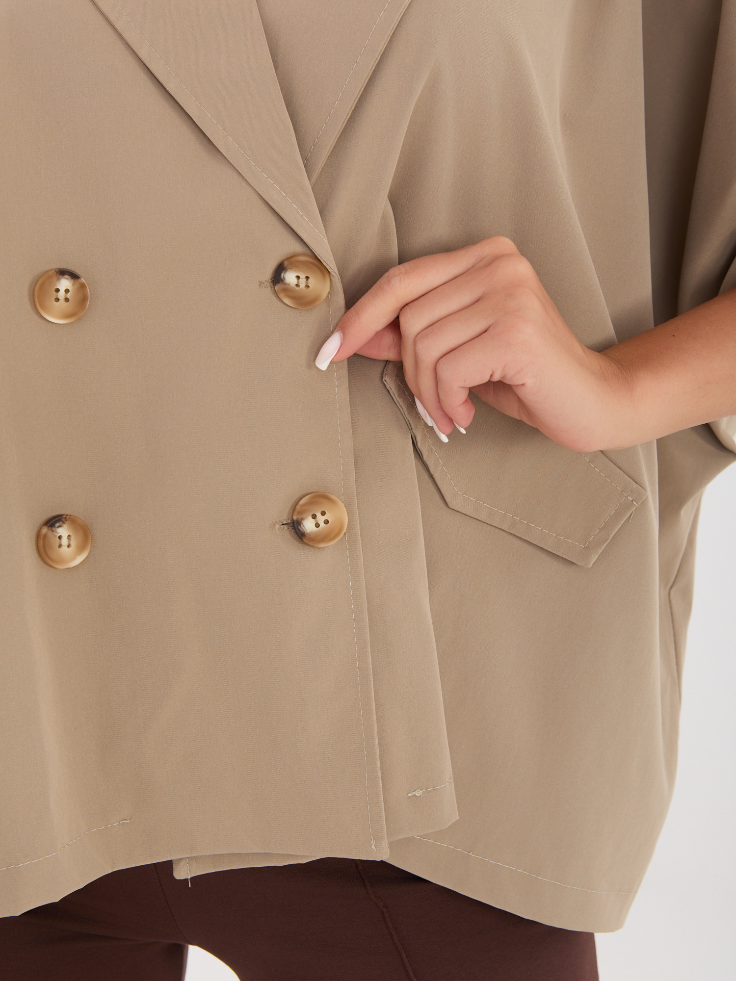 Ciemnobeżowy krótki płaszcz o kroju oversize RUE PARIS 