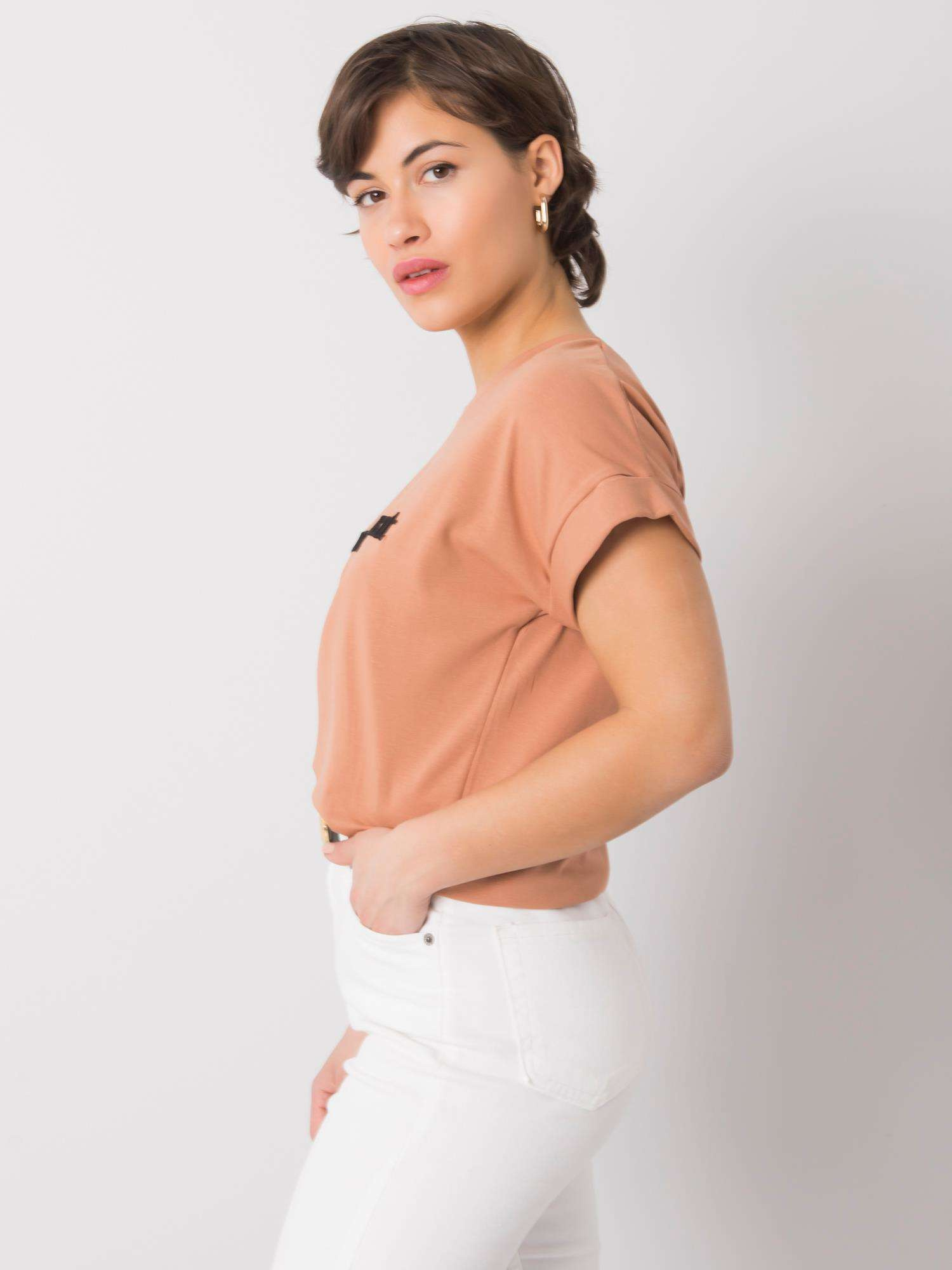 Camelowy t-shirt z napisem Saniyah