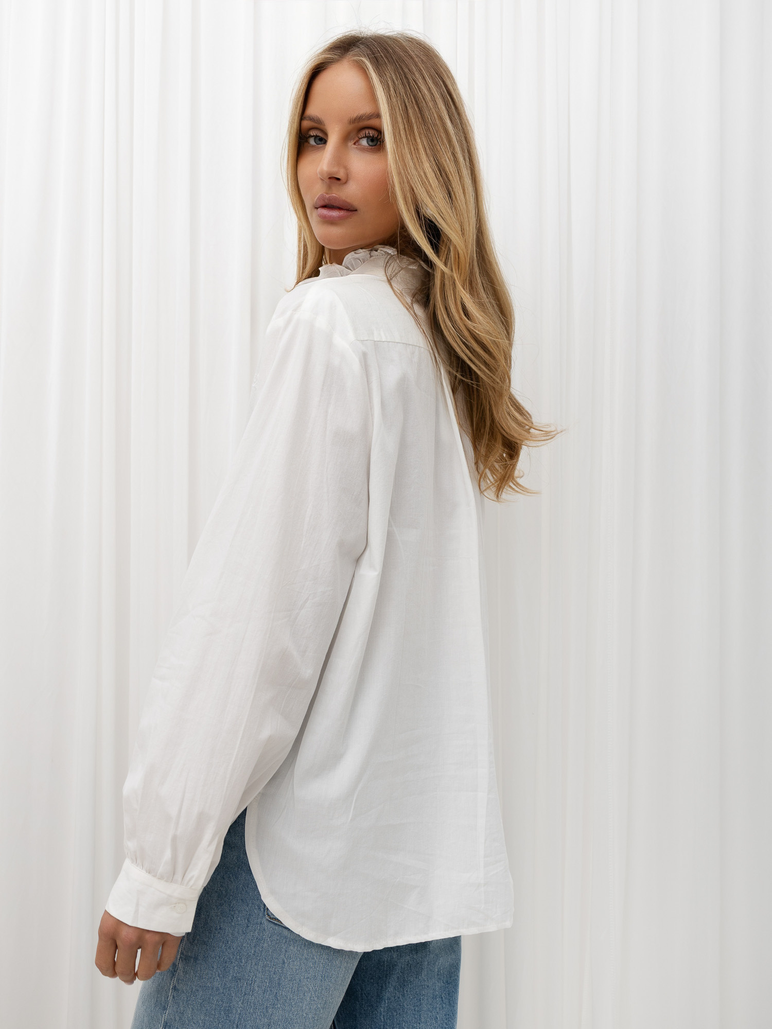 Weiße Baumwollbluse im Boho-Stil mit Stehkragen.