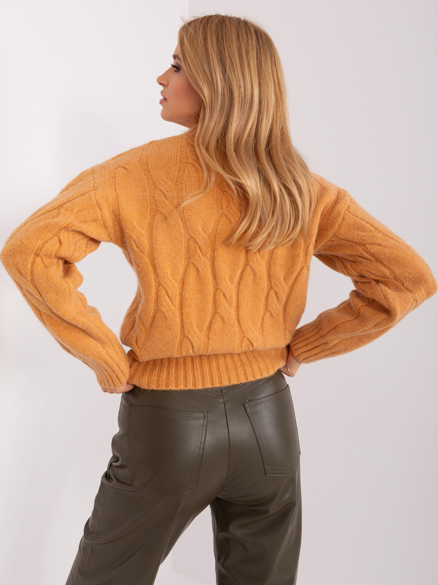 Camelowy sweter z dzianiny w warkocze