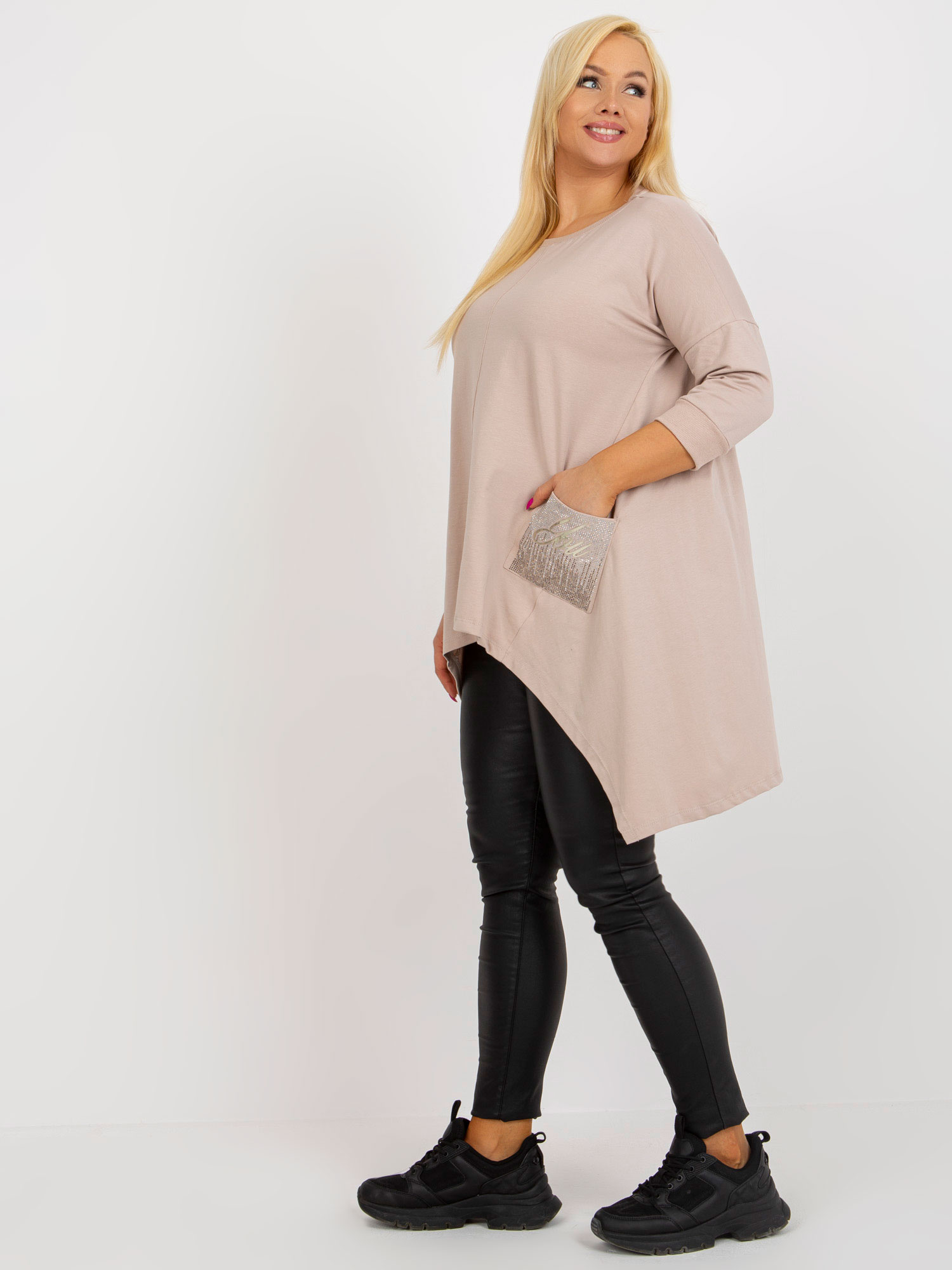 Beżowa długa bluzka plus size z aplikacją z dżetów