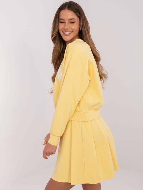 Żółty dwuczęściowy komplet z plisowaną spódnicą