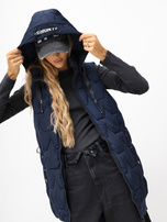Dunkelblaue oversized Daunenweste mit Kapuze.