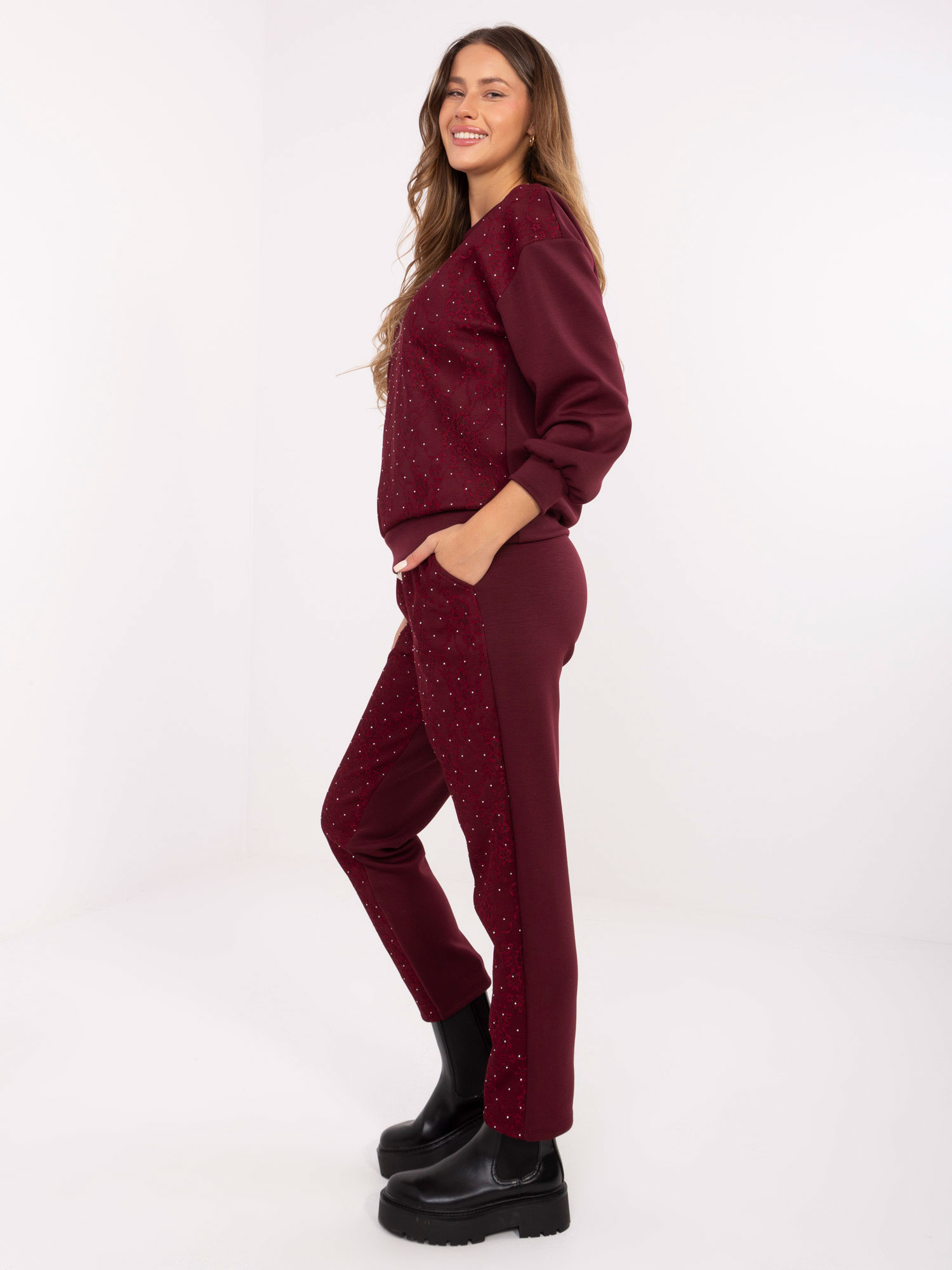 Burgundijski casual komplet z aplikacijami.