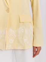 Pastelowa żółta elegancka marynarka z koronką