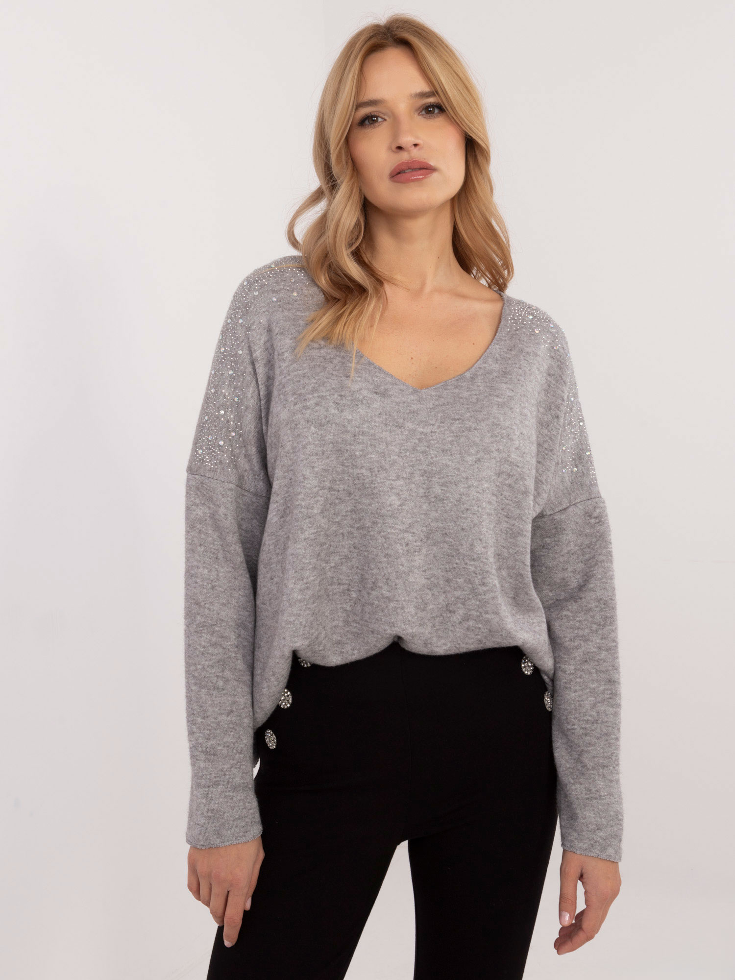 Hurtownia Szary damski sweter oversize z dekoltem V