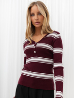 Burgunderfarbener, taillierter Pullover mit V-Ausschnitt.