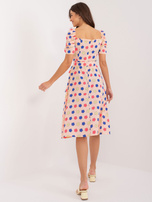 Hurt Brzoskwiniowa trapezowa sukienka z bufiastymi rękawami