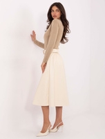 Jasnobeżowa skórzana spódnica z paskiem