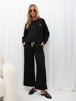 Schwarzes Sweatset mit weiten Hosen.
