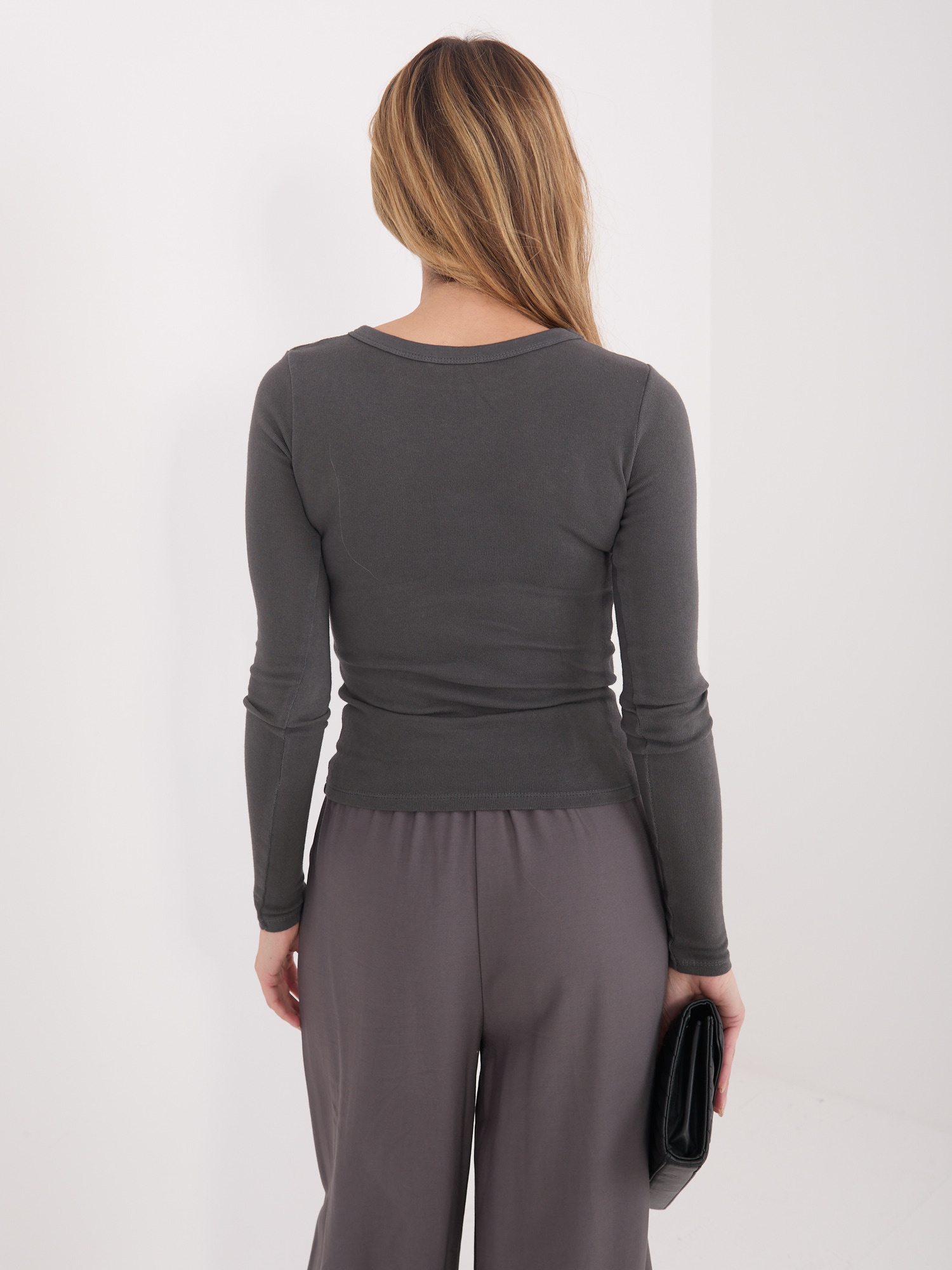 Grafitowy longsleeve z okrągłym dekoltem 