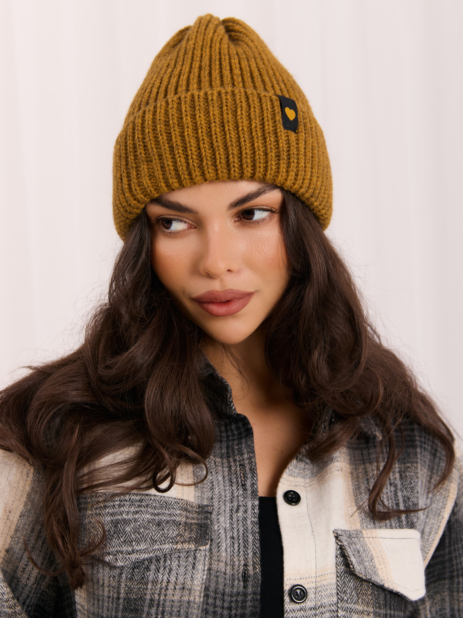 Horčicová dámska čiapka beanie s prevrátením.
