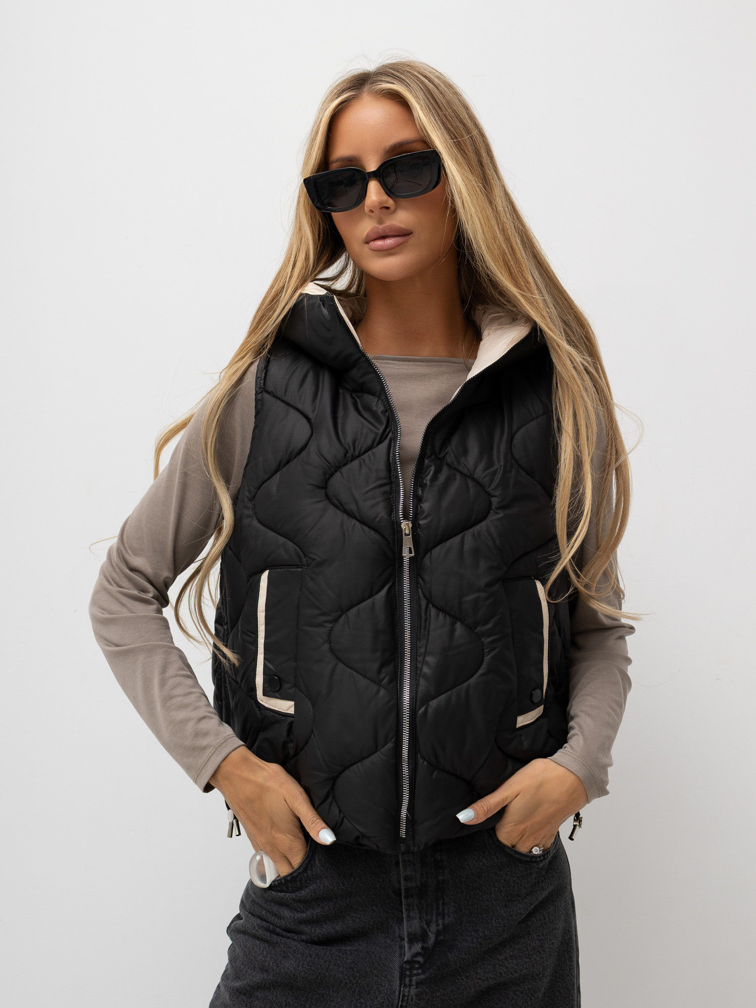 Wholesale Black puffer vest with ribbing.