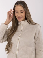 Beige gesteppte Damenjacke mit Stehkragen.