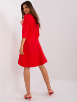 Hurtowania Czerwona sukienka koktajlowa z kwiatem