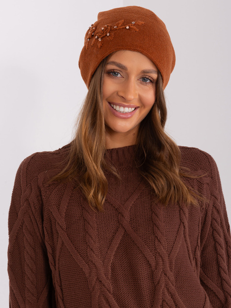 Hurtownia Jasnobrązowa czapka damska z aplikacją