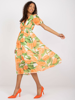 Pomarańczowo-zielona sukienka o długości midi z printami