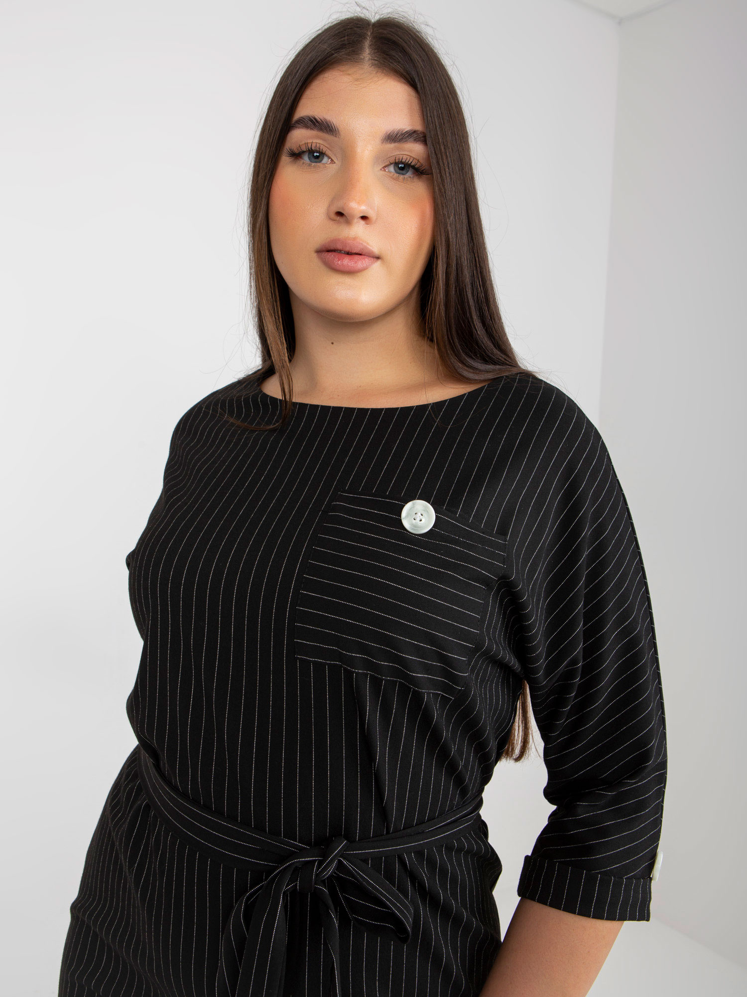 Czarna ołówkowa sukienka plus size w paski z wiązaniem