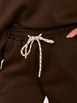 Schokoladeneinteiliger Set mit Oversize-Pullover.