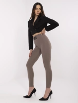 Kawowe damskie legginsy z ozdobną naszywką 