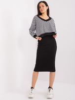 Schwarzes und weißes Basic-Set mit Midikleid.