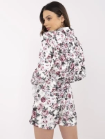 Ciemnoszaro-ecru garnitur z kwiatową broszką