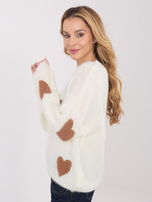 Ecru damski sweter oversize w serca 