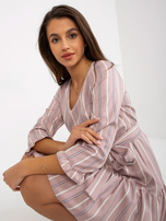 Hurtownia Brudnoróżowa mini sukienka z falbaną i paskiem