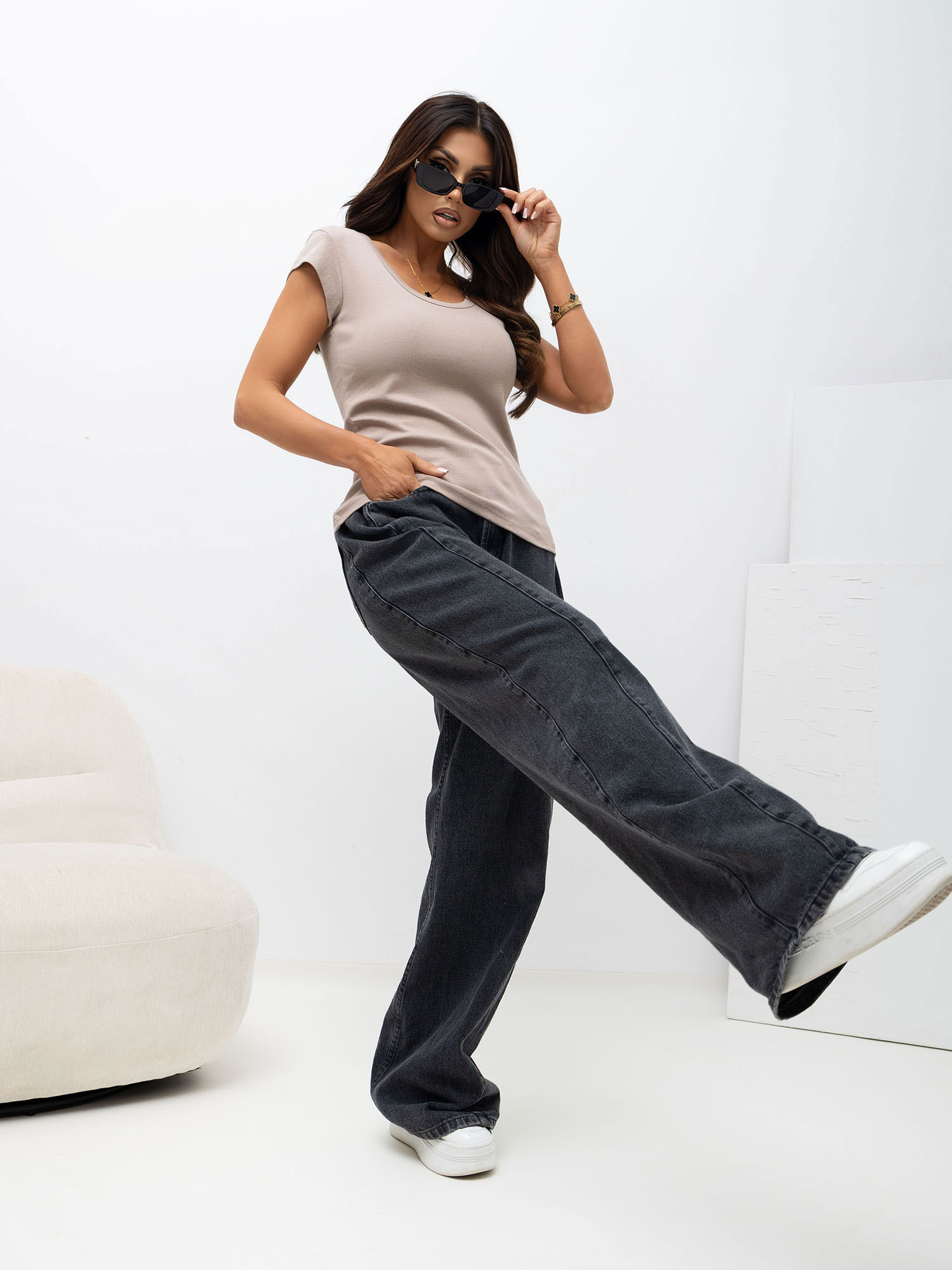 T-shirt ciemny bezowy