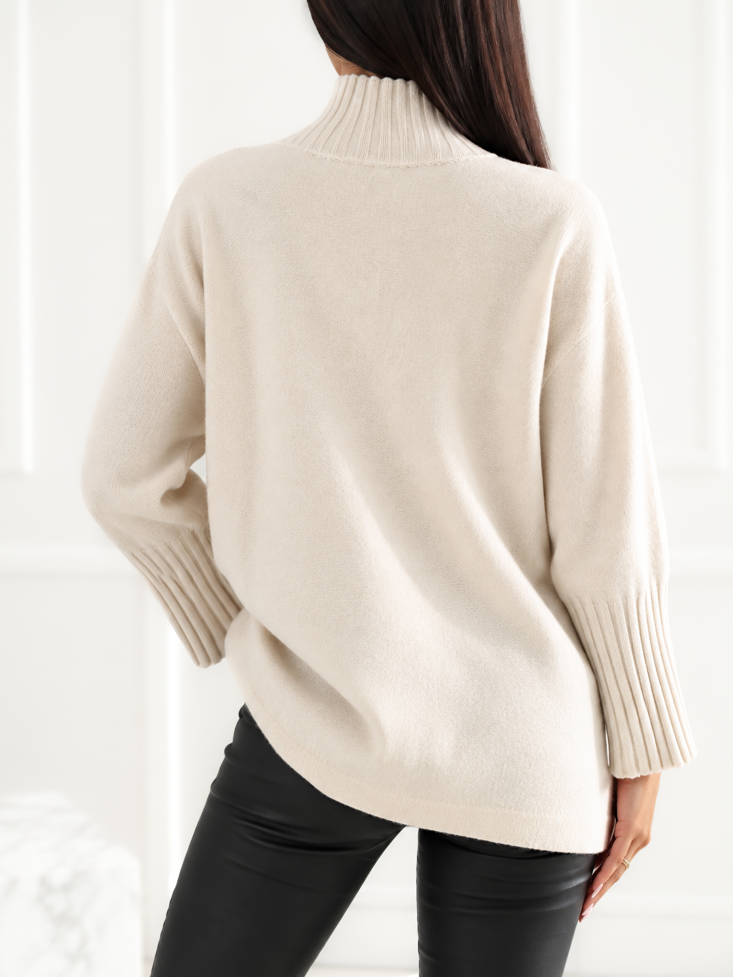 Jasnobeżowy damski sweter oversize ze ściągaczami