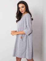 Szara sukienka z marszczeniem na plecach Dalenne