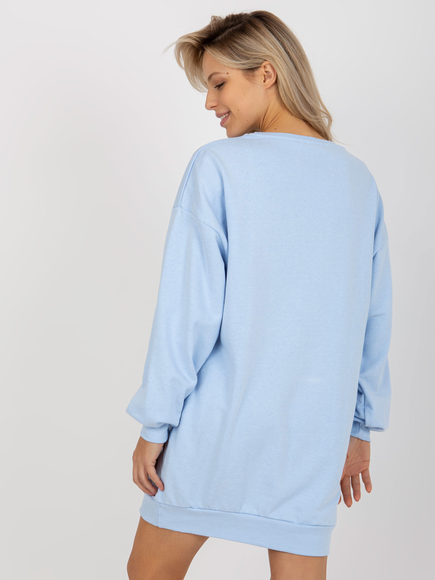 Jasnoniebieska długa bluza oversize z napisem