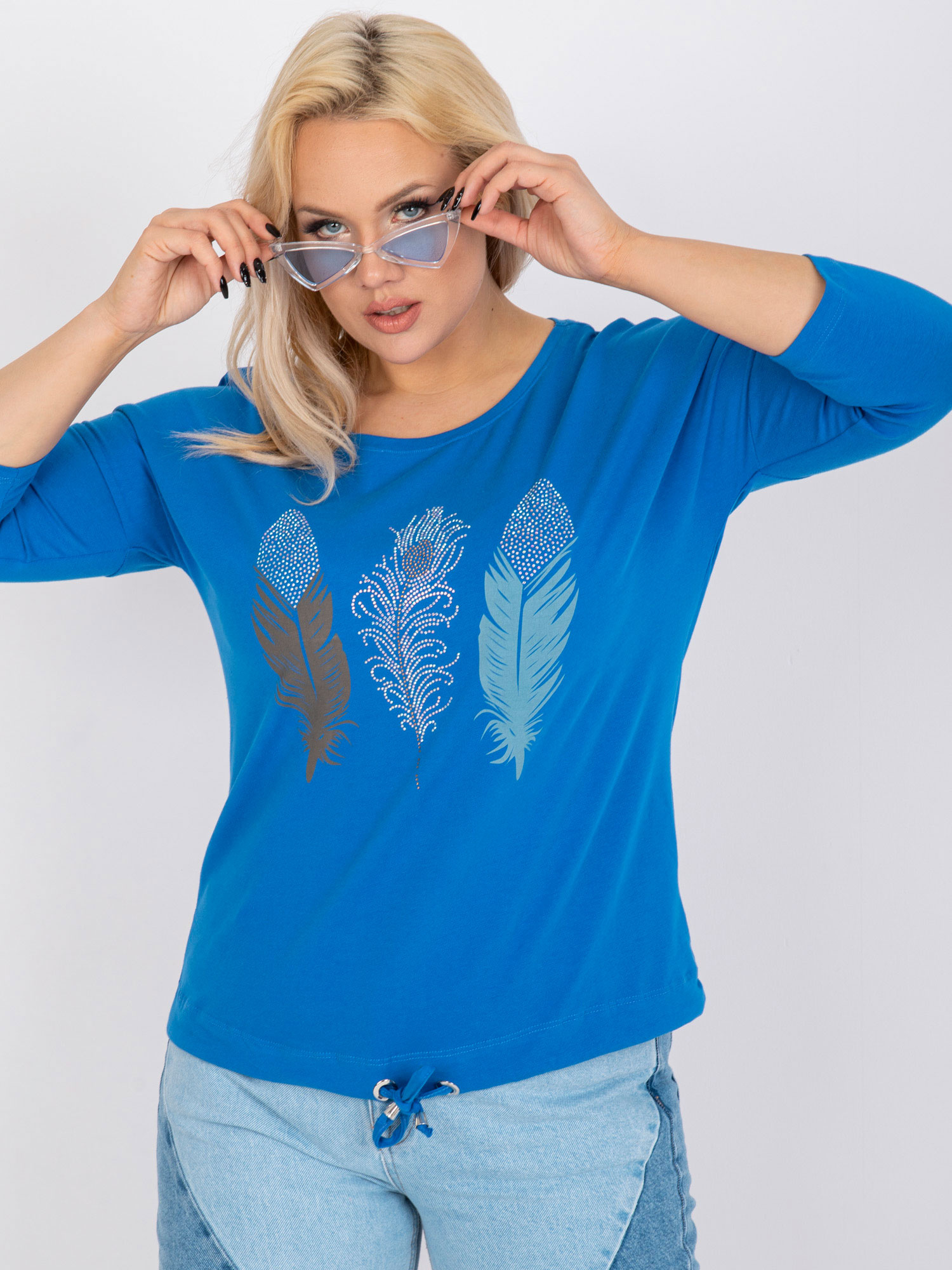 Temno modra majica plus size z aplikacijo in tiskom.
