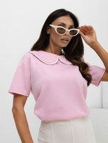 Jasnoróżowa bluzka z kołnierzykiem wykończonym koronką