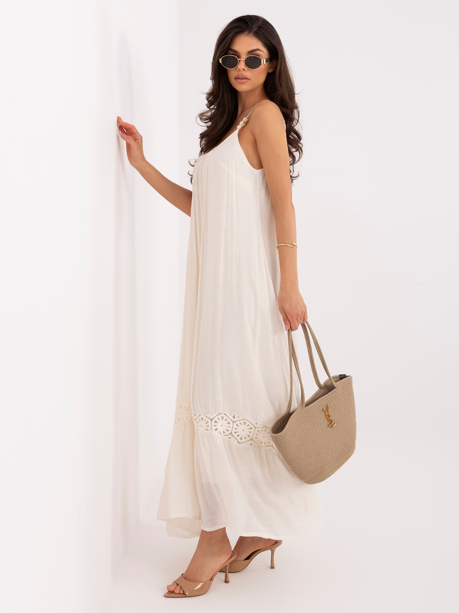 Jasnobeżowa trapezowa sukienka z ażurową wstawką 