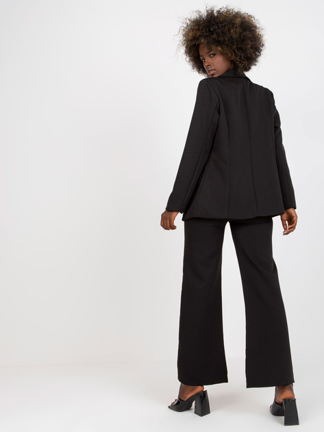 Czarna elegancka marynarka z poduszkami na ramionach