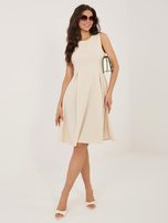 Jasnobeżowa rozkloszowana sukienka do kolana