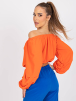 Oranžna kratka majica z razkritimi rameni Nineli.